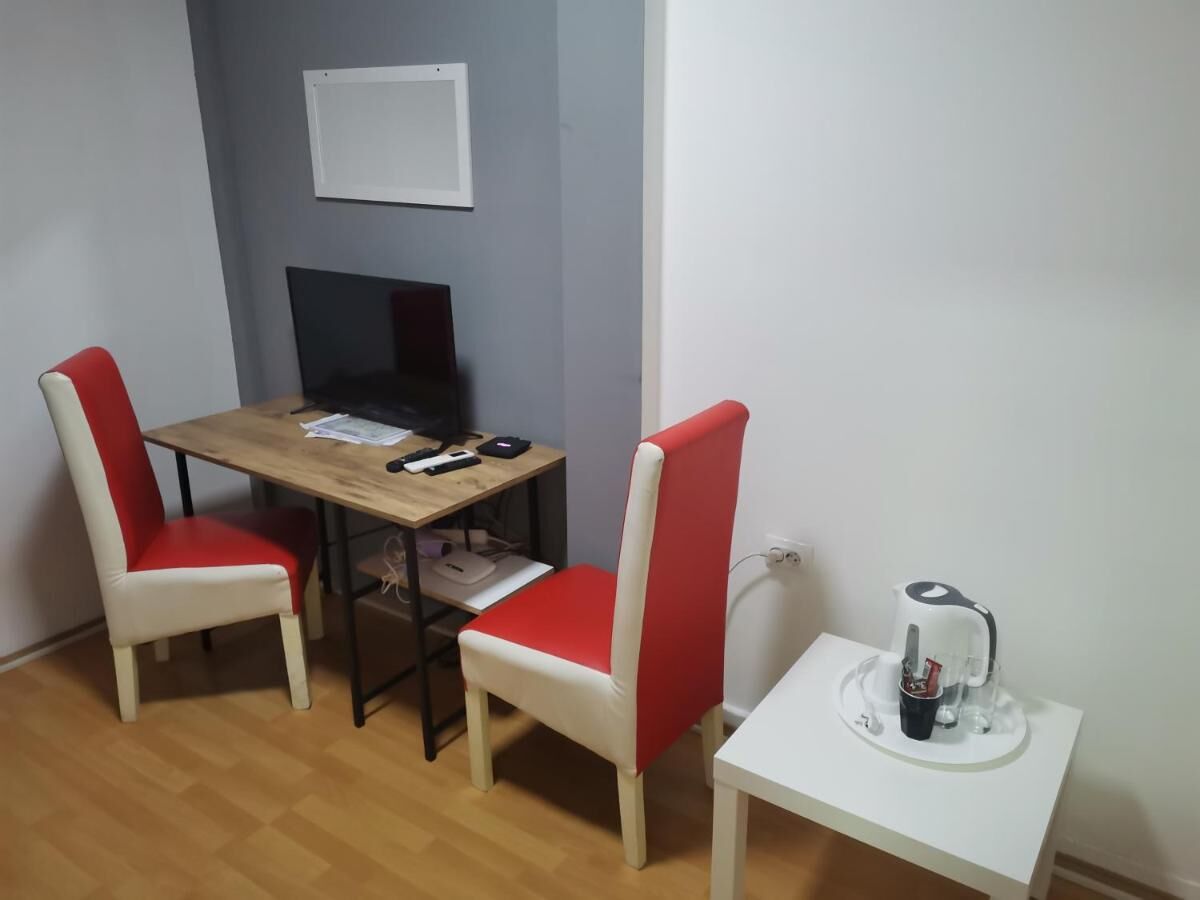 Deluks soba sa radnim stolom